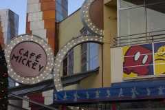 Disney-Village-8-café-mickey