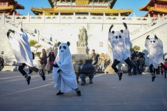 Halloween-Pairi-Daiza-.Pandalloween-danseurs-en-Chinejpg