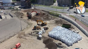 De puinbreker is in werking gezet voor het terrein.