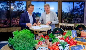 LOMMEL - Center Parcs ondertekend samen met Albron een samenwerking voor nog gezonder en duurzame samenwerking. Met hier op de foto Jan-Willem Hilbron en Erwin Dezeure. FOTO LEVIN DEN BOER - LDBFOTO.NL